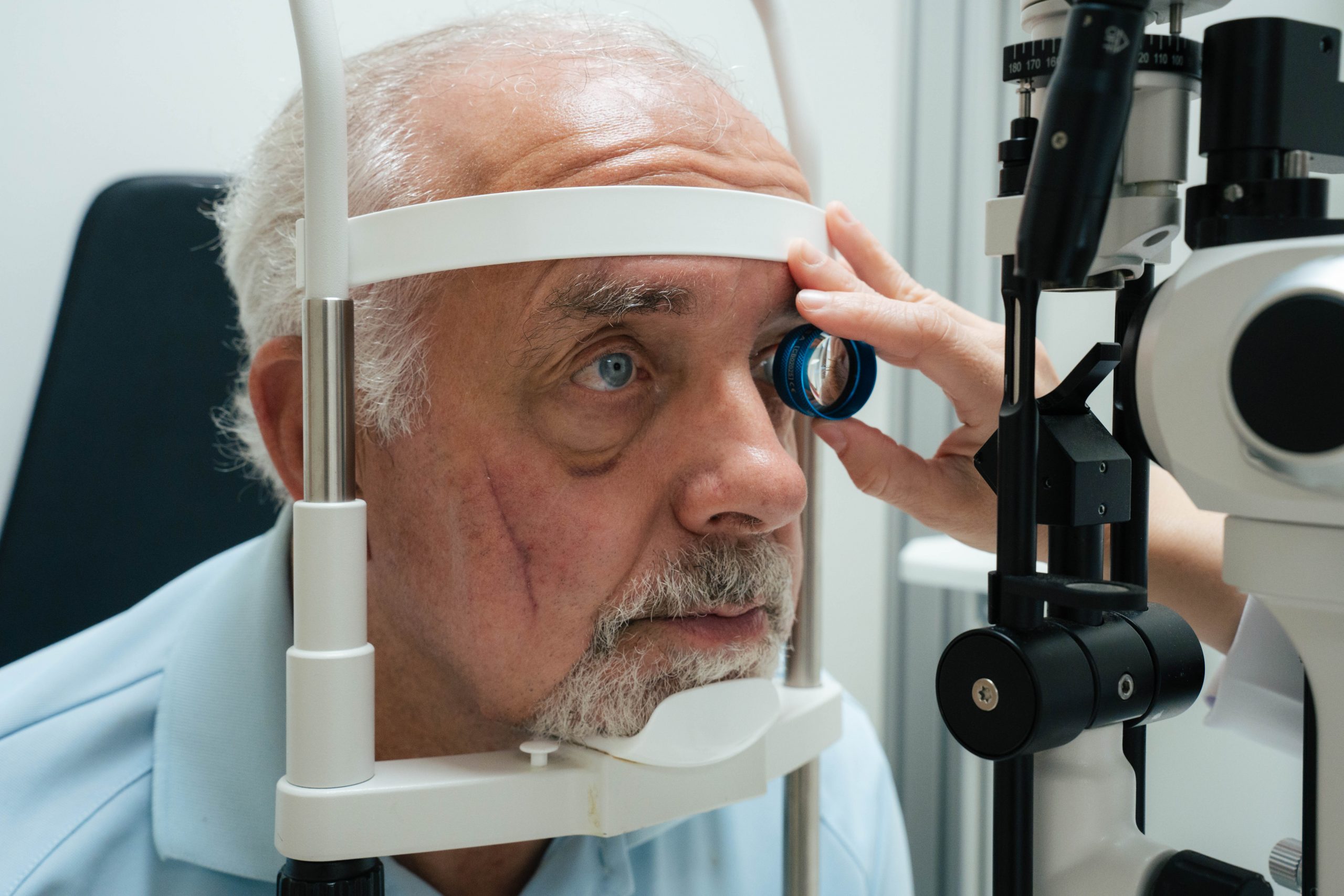 Examen ophtalmologique d’un patient à la lampe à fente