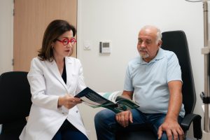 Le Dr Alina Stalker échangeant avec un patient en consultation