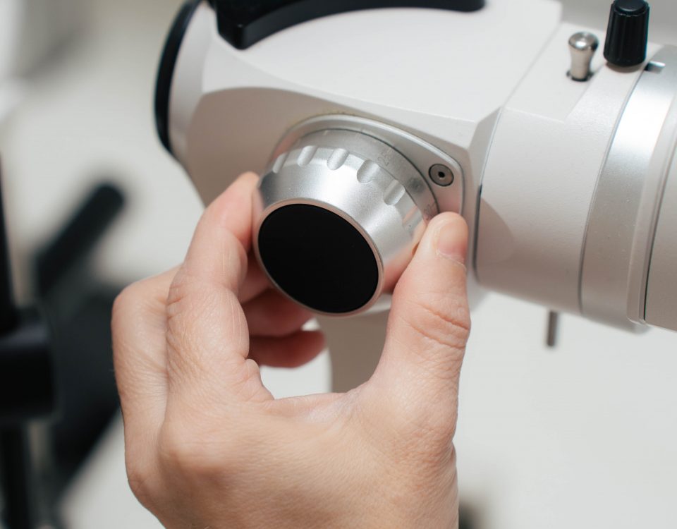 Examen de l’œil à la lampe à fente pour évaluer la surface oculaire et la sécheresse oculaire