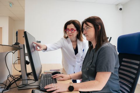 Ophtalmologiste et orthoptiste analysant ensemble les résultats d’un examen visuel au Centre Votre Vision à Albi