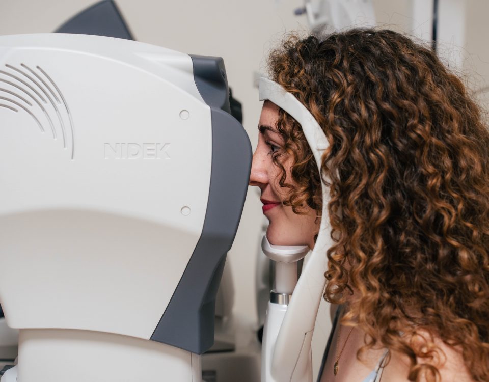 Patiente réalisant un examen visuel avec une orthoptiste au Centre d’Ophtalmologie Votre Vision à Albi