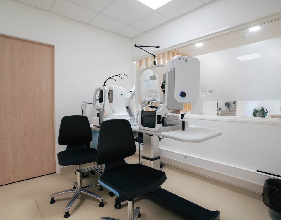 Salle d’examen ophtalmologique équipée pour le diagnostic et le suivi de la cataracte