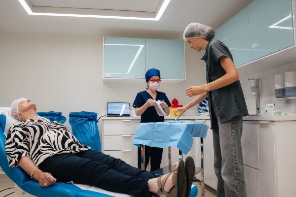 Une injection dans l’œil peut faire peur : comment nous accompagnons les patients